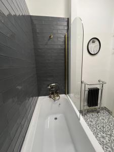 Ванная комната в Sea Spray Victorian Apartment