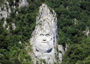 una estatua de una cara al costado de una montaña en Atina, en Kladovo