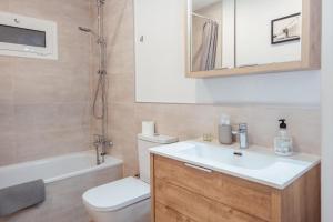 A bathroom at Clauhomes Vista Al Mar Még 37 kép