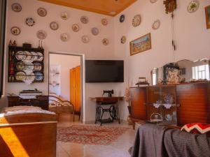 Μια τηλεόραση ή/και κέντρο ψυχαγωγίας στο Peros Traditional House
