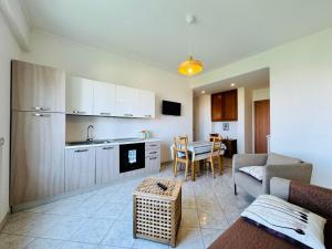 kuchnia i salon z kanapą i stołem w obiekcie YourHome - Corso Italia Apt in Sorrento w Sorrento