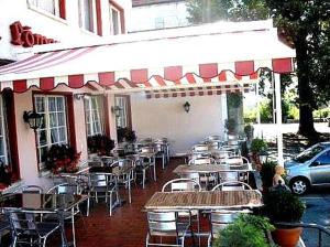 - un groupe de tables et de chaises à l'extérieur d'un restaurant dans l'établissement Hotel zum Roten Löwen, à Hildisrieden