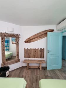 Habitación con banco y espejo. en Résidence Le Village Marin, en Porto Vecchio