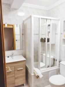La salle de bains blanche est pourvue d'un lavabo et de toilettes. dans l'établissement 3 bedrooms apartement with furnished terrace and wifi at Navalcarnero 5 km away from the slopes, à Navalcarnero
