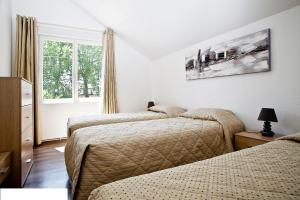 維特里勒弗朗索瓦的住宿－莫亞特度假屋，一间卧室设有两张床和窗户。