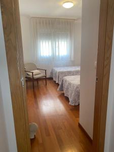 Posteľ alebo postele v izbe v ubytovaní ÁTICO Vilagarcía