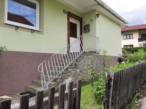 una escalera delante de una casa en Haus Anna en Sankt Peter am Kammersberg