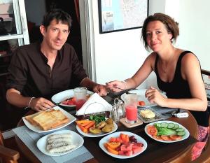 een man en een vrouw aan een tafel met eten bij Regent Residencies - Colombo in Colombo