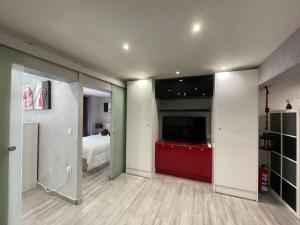 Zimmer mit einem Schlafzimmer mit einem Bett und einem TV in der Unterkunft Arostegi central , apto renovado en pleno centro in Bermeo