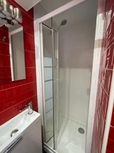 ein Badezimmer mit Glasdusche und Waschbecken in der Unterkunft Arostegi central , apto renovado en pleno centro in Bermeo