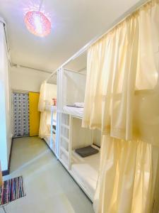Ein Bett oder Betten in einem Zimmer der Unterkunft Chiza hostel Chiangmai