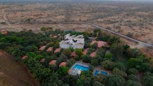 - une vue aérienne sur une maison avec des arbres et une piscine dans l'établissement Daksh Resort And Amusement Park, à Sasan Gir