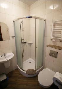ヤスタルニャにあるJasのバスルーム(シャワー、トイレ、シンク付)