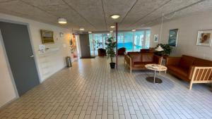 El lobby o recepción de Læsø Efterskole