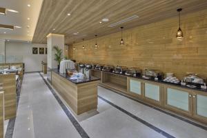 Restaurace v ubytování Grand Continent Hosur A Sarovar Portico Affiliate Hotel