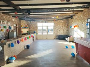 um quarto grande com uma parede de pedra e uma grande janela em 4 bedrooms apartement with shared pool furnished terrace and wifi at Villarrobledo em Villarrobledo