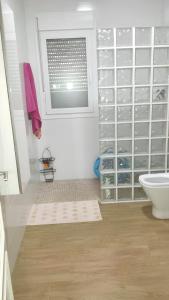 baño con aseo y ventana en 4 bedrooms apartement with shared pool furnished terrace and wifi at Villarrobledo, en Villarrobledo