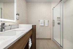 Koupelna v ubytování Holiday Inn Express - Strathroy by IHG