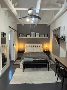 Un pat sau paturi într-o cameră la Open Room Comfort