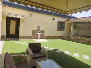استراحات توليب أبها في Qāʼid: غرفة مع حديقة خضراء أمام المبنى