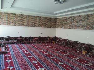 een lege kamer met stoelen en een rode loper bij استراحات توليب أبها in Qāʼid