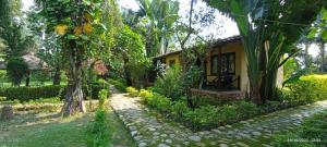 una casa en un jardín con un camino que conduce a ella en Samarth Resort, en Bhurkīā