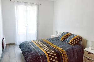 - une chambre avec un lit doté d'oreillers et d'une fenêtre dans l'établissement Appartement de 4 chambres avec balcon et wifi a Perpignan a 5 km de la plage, à Perpignan