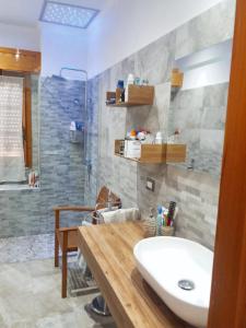 bagno con lavandino e doccia di 2 bedrooms apartement with terrace at Tuglie 8 km away from the beach a Tuglie