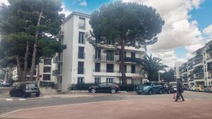 un homme marchant dans une rue devant un bâtiment dans l'établissement Appartement de 4 chambres avec balcon et wifi a Perpignan a 5 km de la plage, à Perpignan