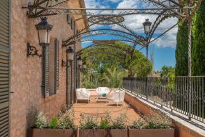 un patio con 2 sillas y una mesa en el balcón en Es Figueral Nou Hotel Rural & Spa - Adults Only - Over 12 en Montuiri