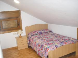 ア・グアルダにある2 bedrooms apartement with sea view at A Guarda 1 km away from the beachの小さなベッドルーム(ベッド1台、ナイトスタンド付)