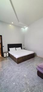 a bedroom with a large bed in a room at استراحات توليب أبها in Qāʼid