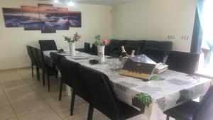 una mesa con sillas y una mesa con una botella de vino en Impresionante alojamiento compuesto por 2 Chalets Adosados de lujo para 14 personas Piscina con CIRCUITO SPA en Sant Jordi