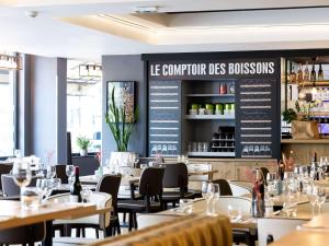un restaurante con mesas y sillas y un menú en ibis Bordeaux Centre Meriadeck en Burdeos