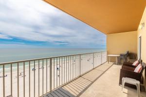 einen Balkon mit Blick auf den Strand in der Unterkunft Crystal Shores West 202 in Gulf Shores