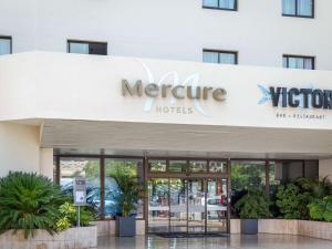 un cartello di benvenuto per un hotel di Mercure Hyères Centre Côte d'Azur a Hyères
