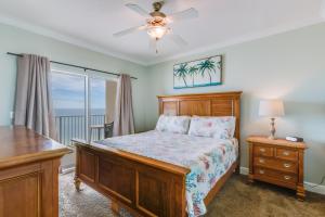 1 dormitorio con 1 cama, vestidor y ventana en Crystal Shores West 202, en Gulf Shores