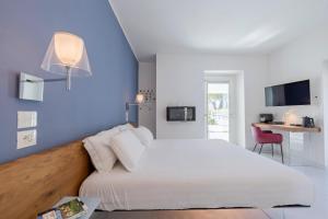 Postel nebo postele na pokoji v ubytování Aquamaris Design Suite & Spa + 37 fotografií