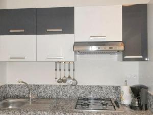 cocina con fregadero y fogones horno superior en 2 bedrooms apartement with city view and garden at Fes, en Fez