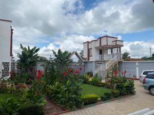 una casa con muchas flores en un patio en vacation homes, en Arusha