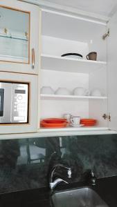 eine Küche mit einer Spüle und einer Mikrowelle in der Unterkunft 3 bedrooms apartement at A Coruna 200 m away from the beach with wifi in A Coruña