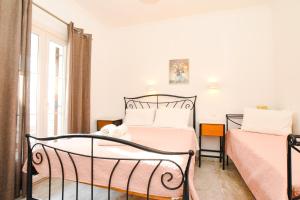 sypialnia z 2 łóżkami i oknem w obiekcie Asteri Hotel w mieście Ornos