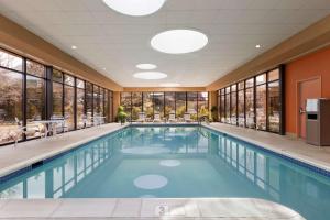 a swimming pool in a hotel with windows at Hampton Inn Warrenton, Va in Warrenton
