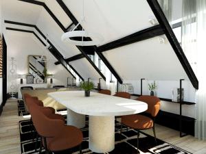 una sala da pranzo con tavolo e sedie bianchi di Balthazar Hôtel & Spa Rennes - MGallery Hotel Collection a Rennes