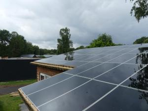 une rangée de panneaux solaires sur un toit dans l'établissement Landgoed Leudal, à Haelen