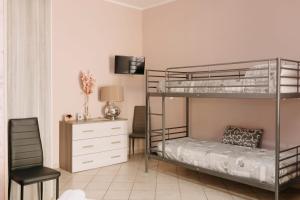 1 dormitorio con 2 literas y escritorio en b&b Tenuta San Felice, en Campagna