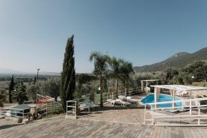 a villa with a view of the mountains at b&b Tenuta San Felice in Campagna