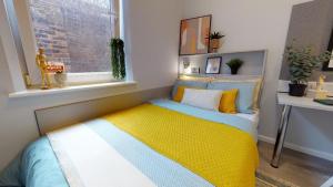 Llit o llits en una habitació de Student Only Private Ensuite Room at Will Wyatt Court