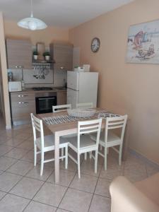 kuchnia ze stołem, krzesłami i lodówką w obiekcie Casa Mare Ludovica w mieście Vasto +24 zdjęcia