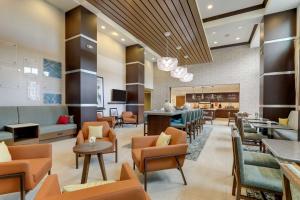 eine Lobby eines Hotels mit Stühlen und Tischen in der Unterkunft Hampton Inn and Suites Rome, GA in Rome